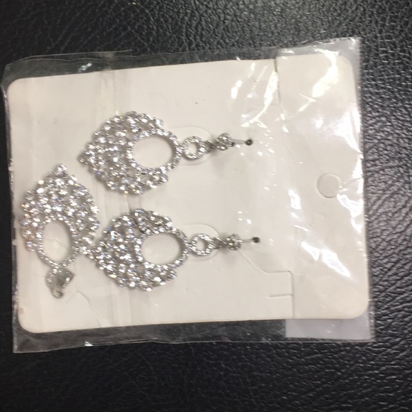 This is a set of sliver earrings with a pendant - Picture 3 of 4